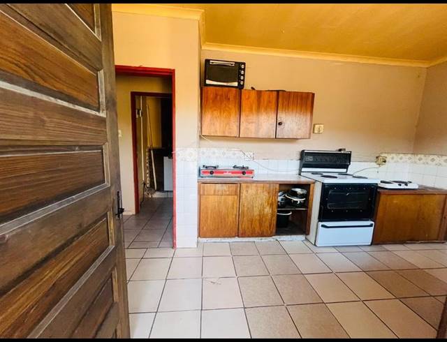 6 BEDROOM HOUSE FOR SALE IN CRESSLAWN